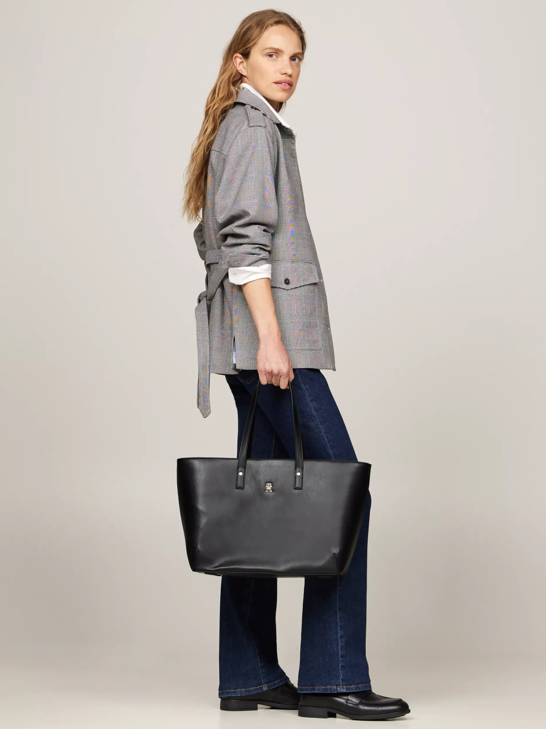 Torebki Tote*Tommy Hilfiger Torba Typu Tote Z Plakietką Z Monogramem TH BLACK