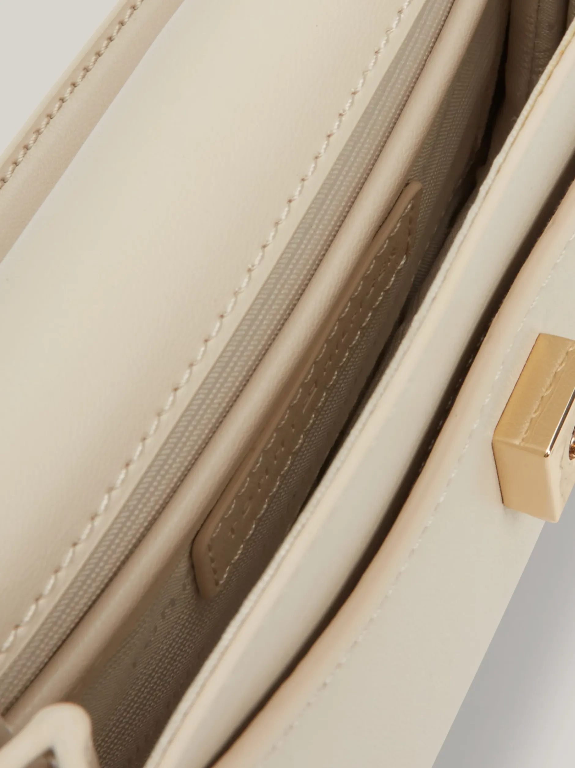 Torebki Na Pasku*Tommy Hilfiger Torebka Na Ramię Chic Z Zapięciem Na Zatrzask CLASSIC BEIGE