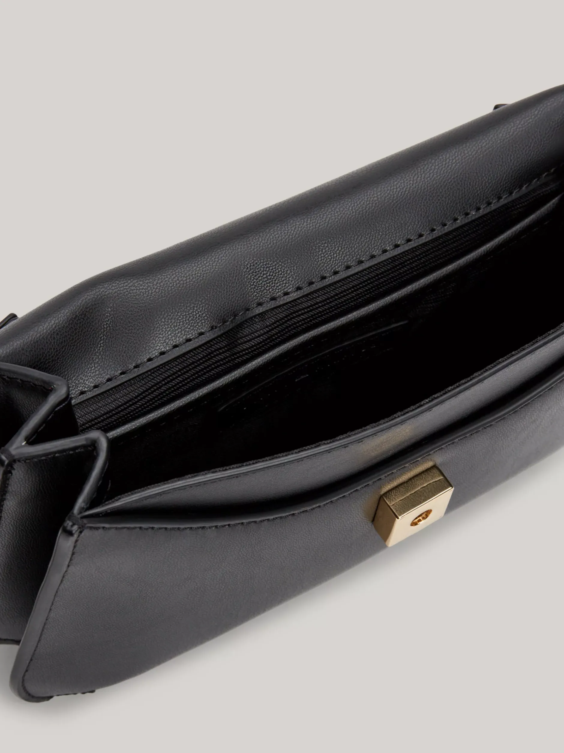 Torebki Na Pasku*Tommy Hilfiger Torebka Na Ramię Chic Z Zapięciem Na Zatrzask BLACK