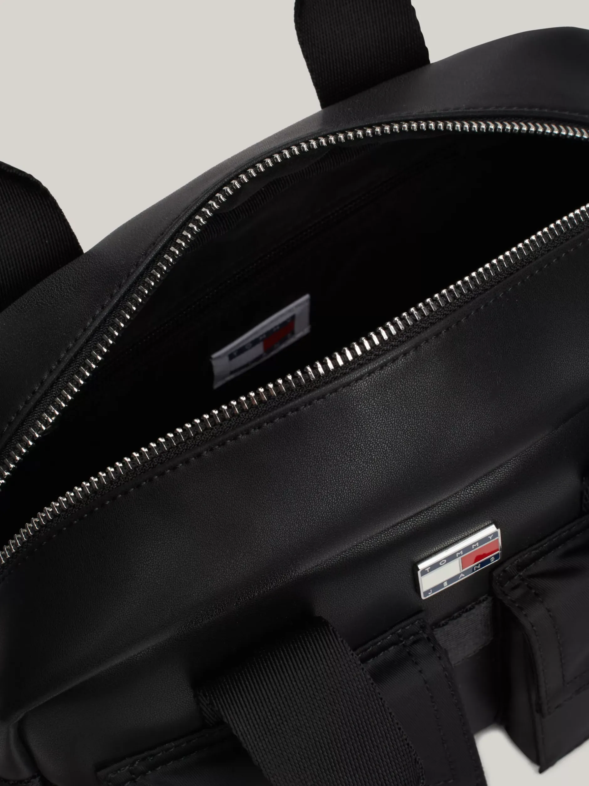 Torebki Na Pasku*Tommy Hilfiger Torebka Na Ramię W Utylitarnym Stylu BLACK