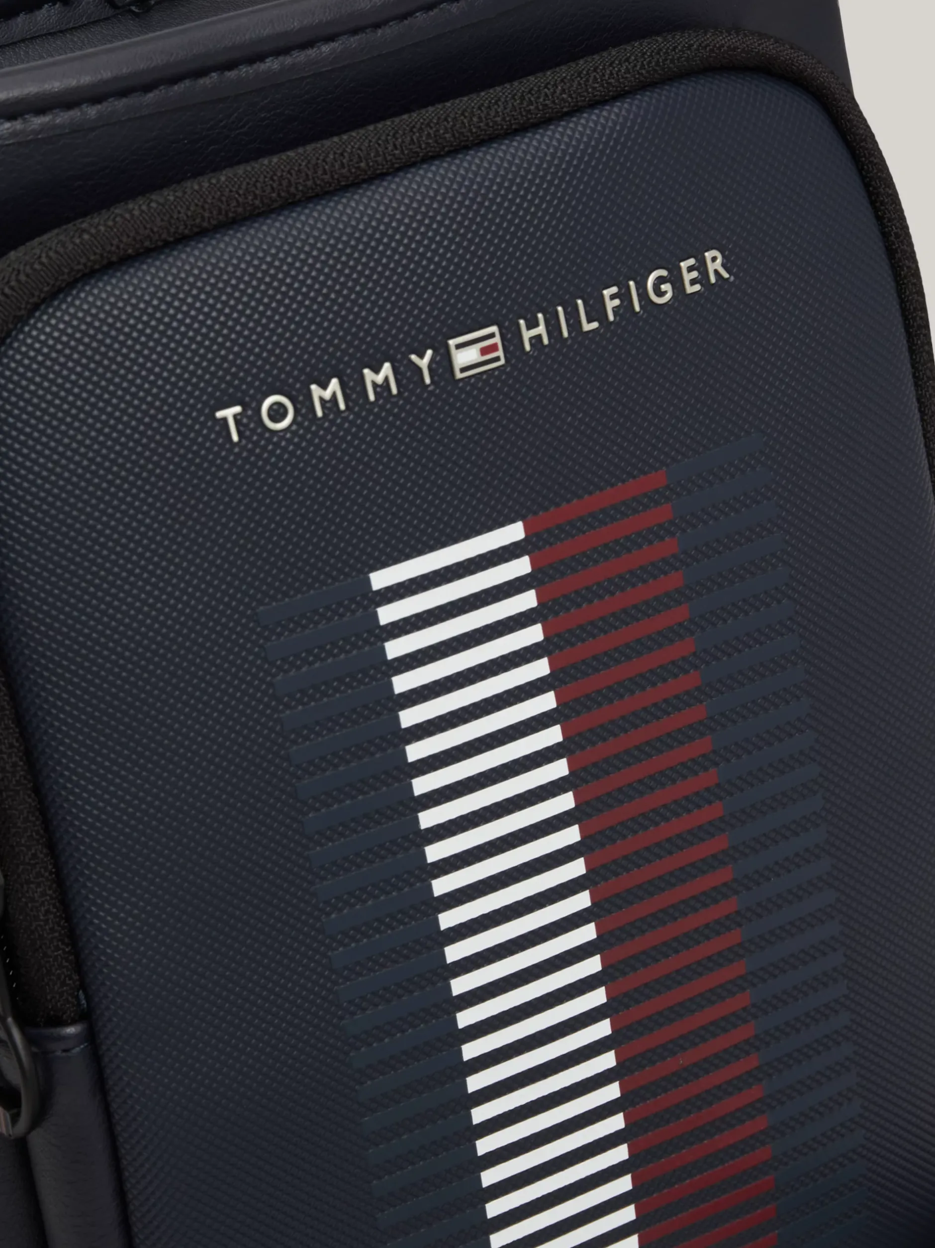 Torebki Na Pasku*Tommy Hilfiger Torebka Na Ramię Z Fakturą Piki Na Kieszonce SPACE BLUE