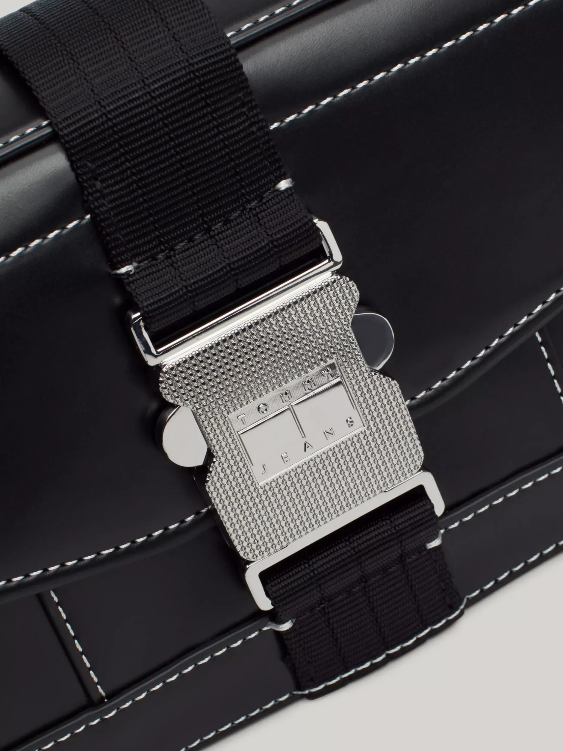 Torebki Na Pasku*Tommy Hilfiger Torebka Na Ramię Z Klapką BLACK