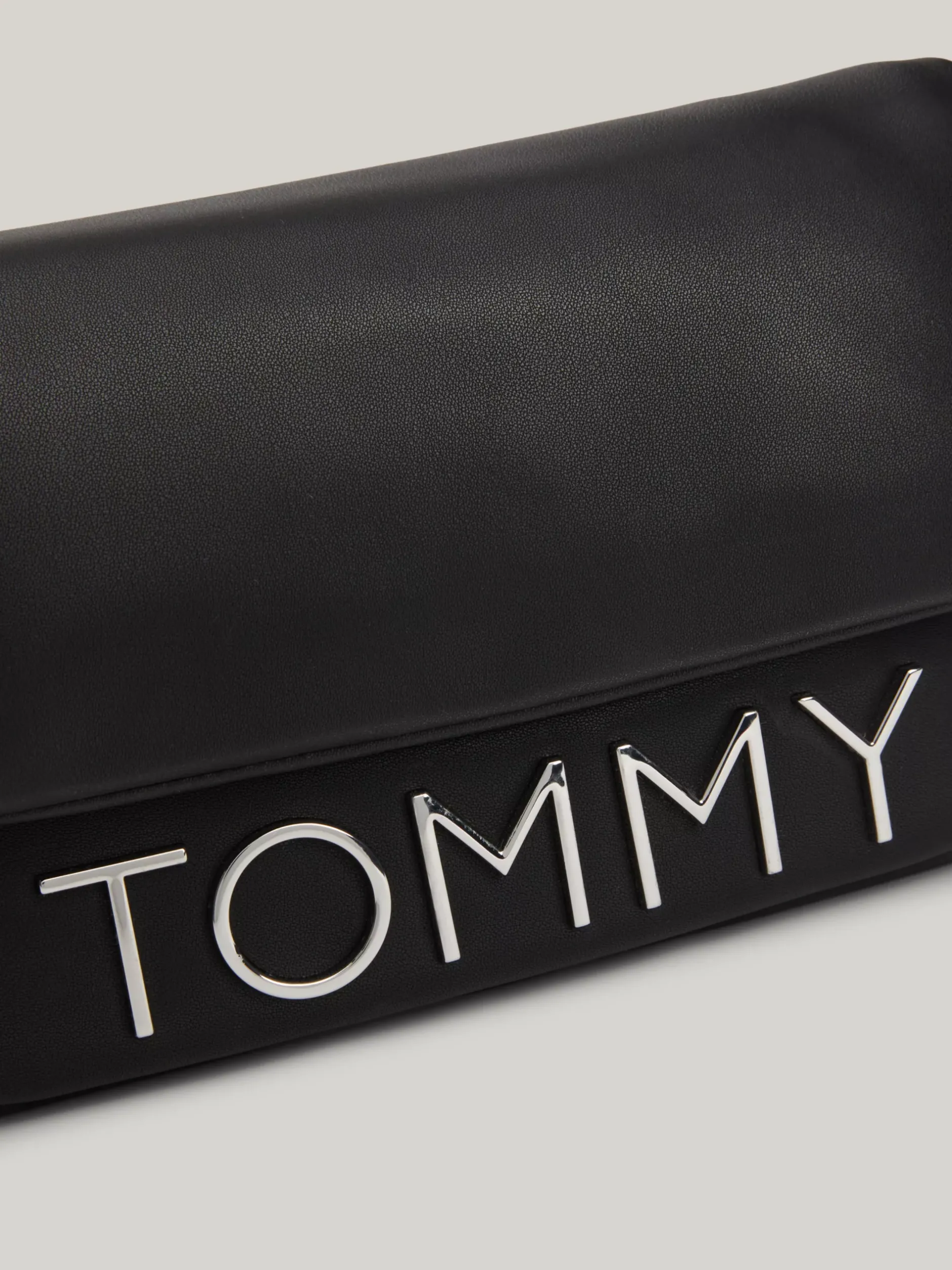 Torebki Na Pasku*Tommy Hilfiger Torebka Na Ramię Z Klapką I Metalowym Logo BLACK