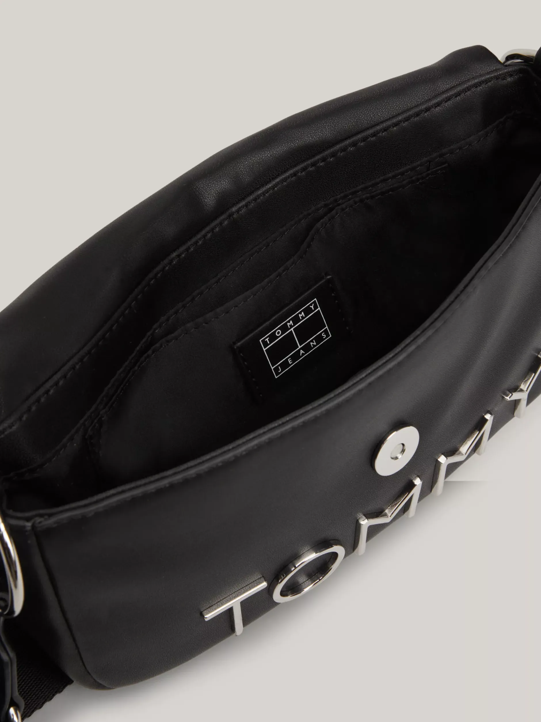 Torebki Na Pasku*Tommy Hilfiger Torebka Na Ramię Z Klapką I Metalowym Logo BLACK