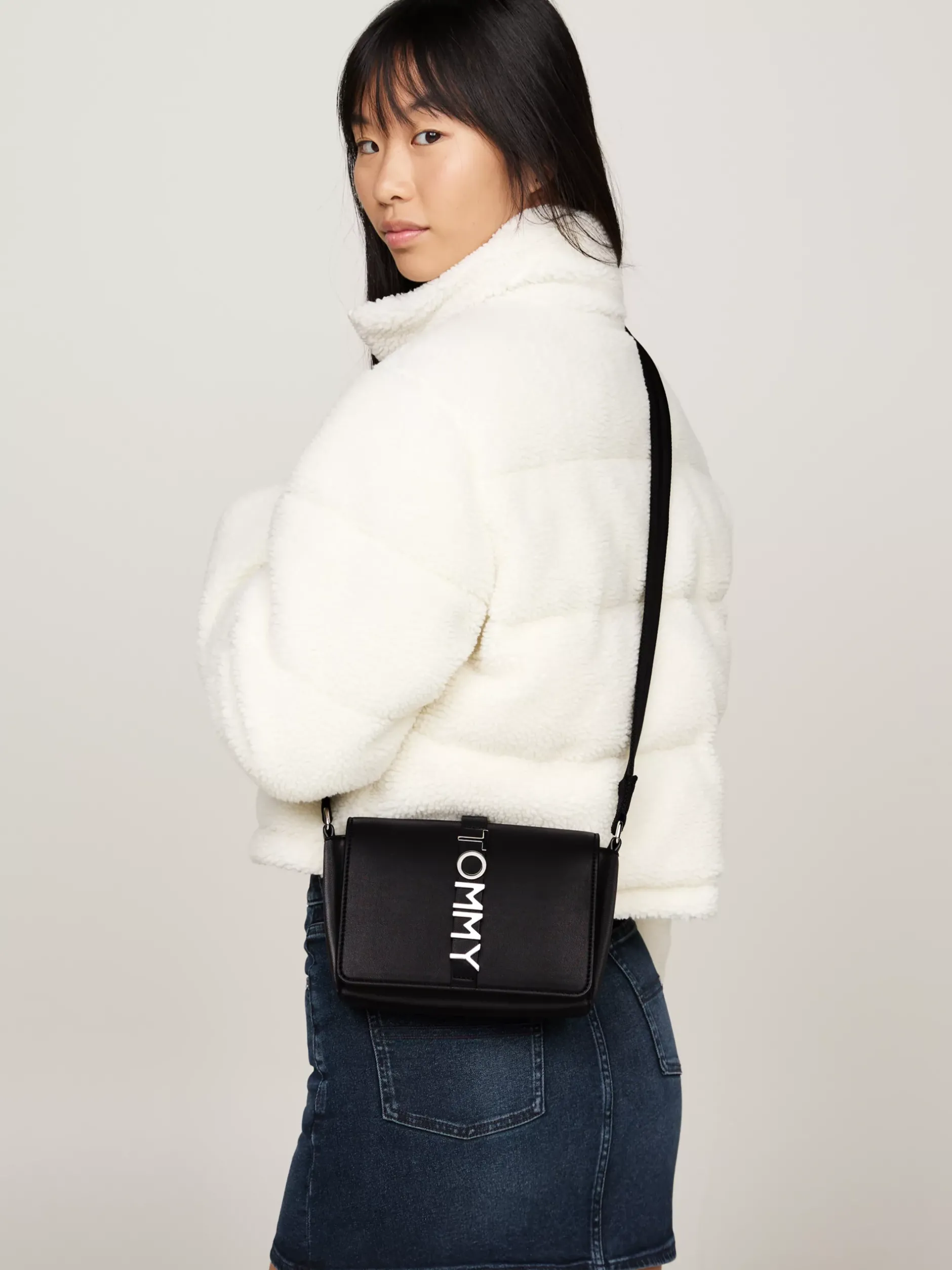 Torebki Na Pasku*Tommy Hilfiger Torebka Na Ramię Z Logo City Na Klapce BLACK