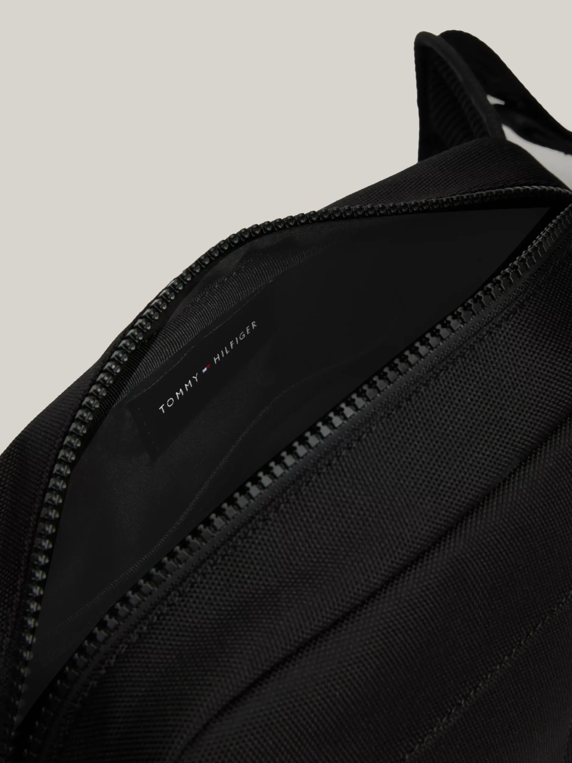 Torebki Na Pasku*Tommy Hilfiger Torebka Na Ramię Z Powtórzonym Logo Na Pasku BLACK