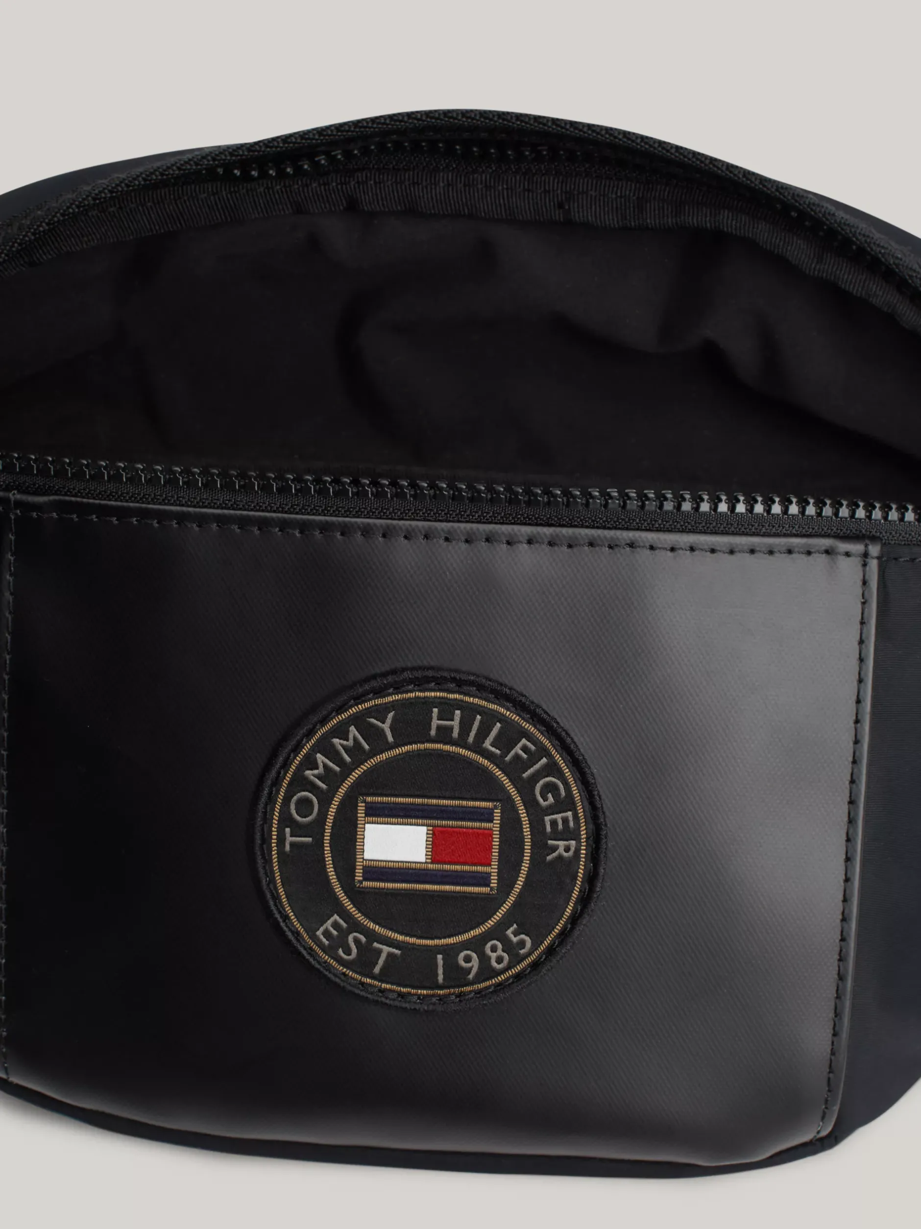Torebki Na Pasku*Tommy Hilfiger Torebka Nerka O Mieszanej Fakturze BLACK