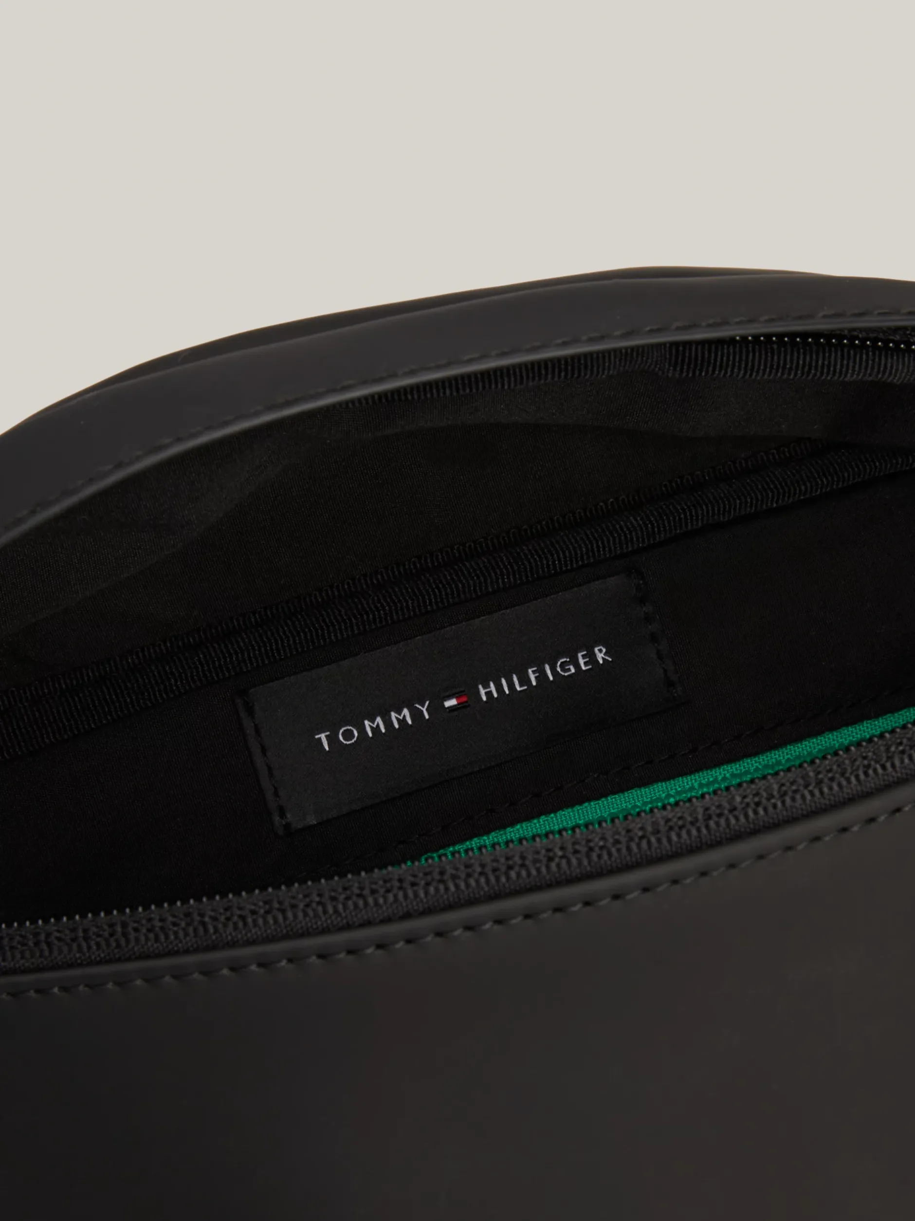 Torebki Na Pasku*Tommy Hilfiger Torebka Typu Nerka Z Blokami Kolorów BLACK