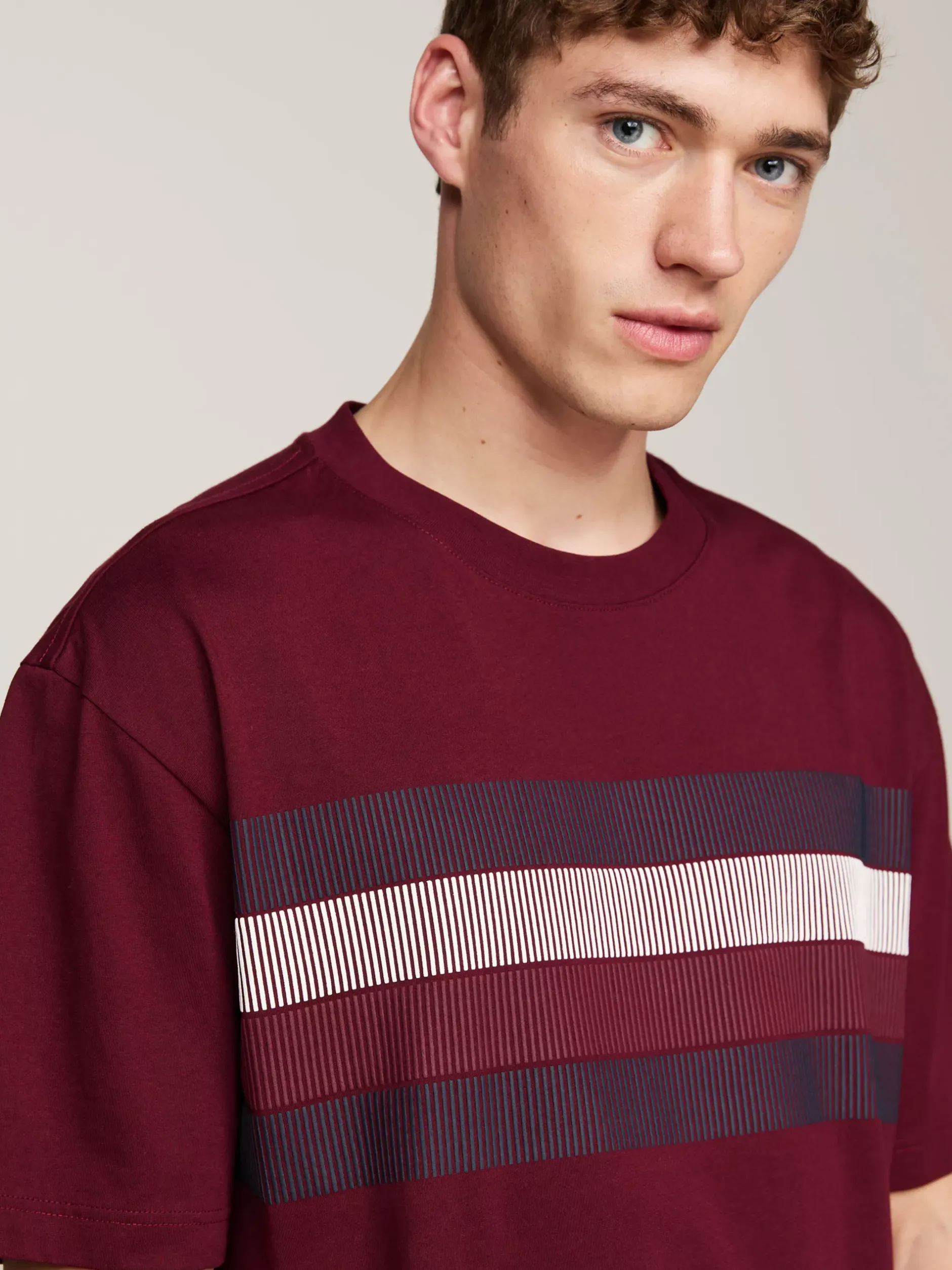 T-Shirty*Tommy Hilfiger T-shirt O Luźnym Kroju Z Cieniowaną Flagą DEEP ROUGE
