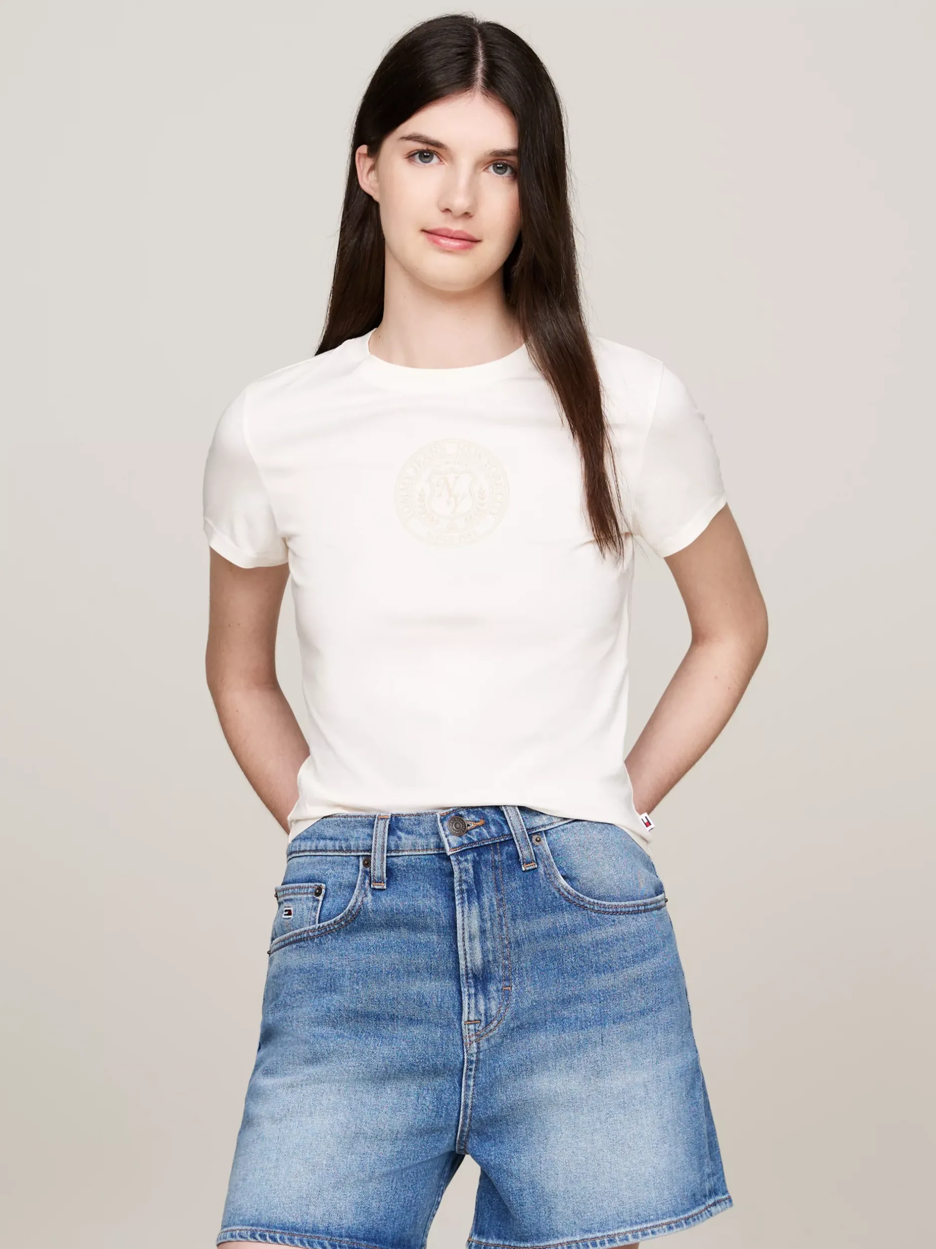 T-Shirty*Tommy Hilfiger T-shirt W Uczelnianym Stylu Z Logo Explorer ANCIENT WHITE