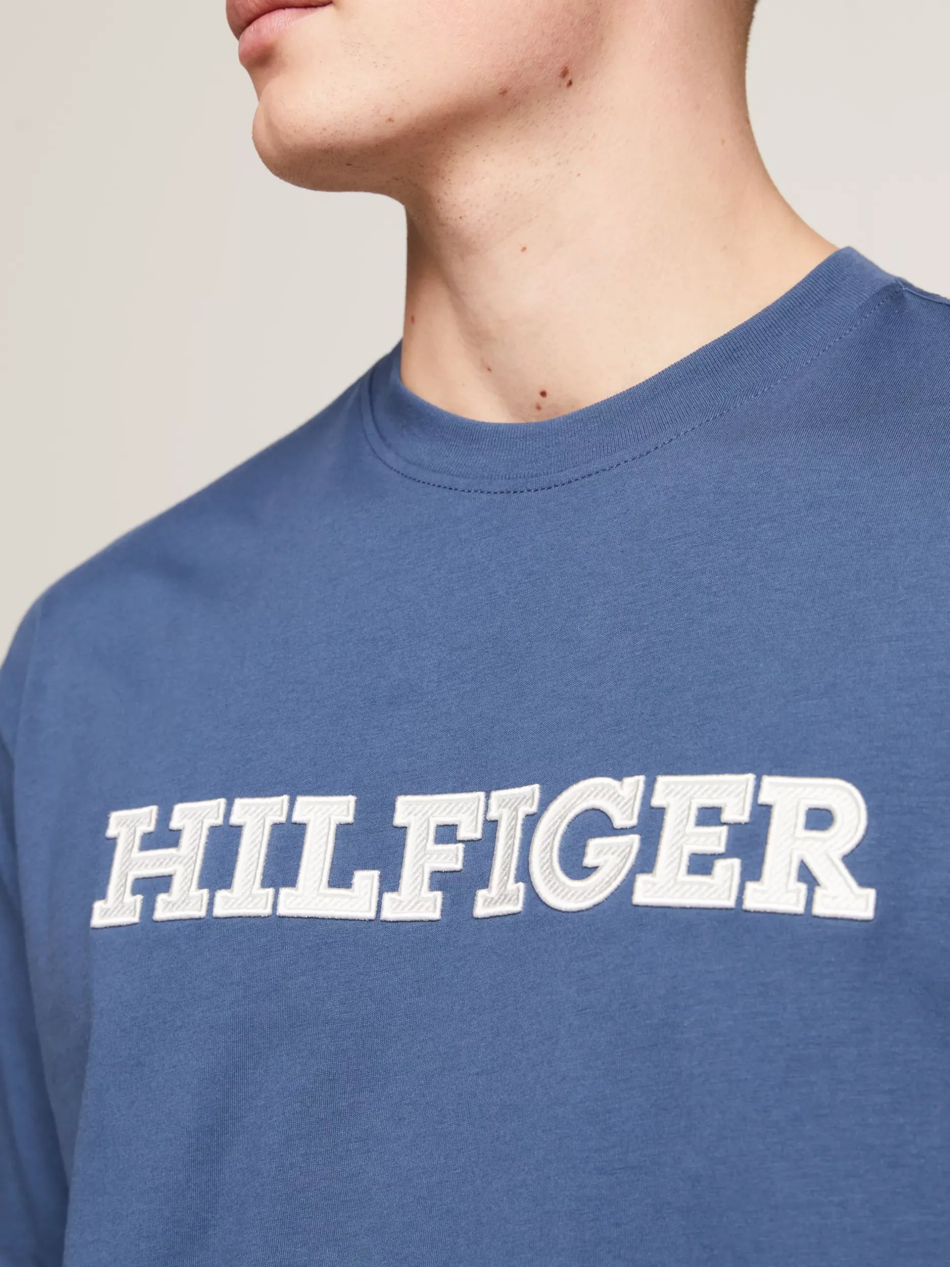 T-Shirty*Tommy Hilfiger T-shirt Z Diagonalu Z Wyhaftowanym Logo AEGEAN SEA