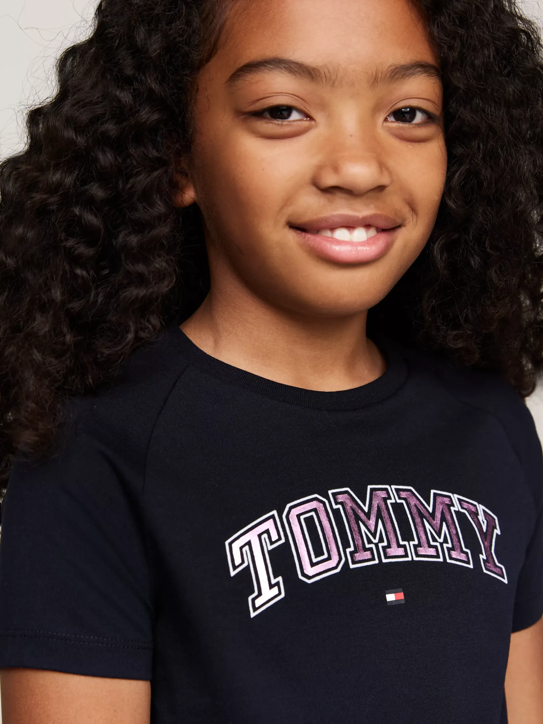 Topy I T-Shirty*Tommy Hilfiger T-shirt Z Foliowym Logo W Stylu Varsity DESERT SKY