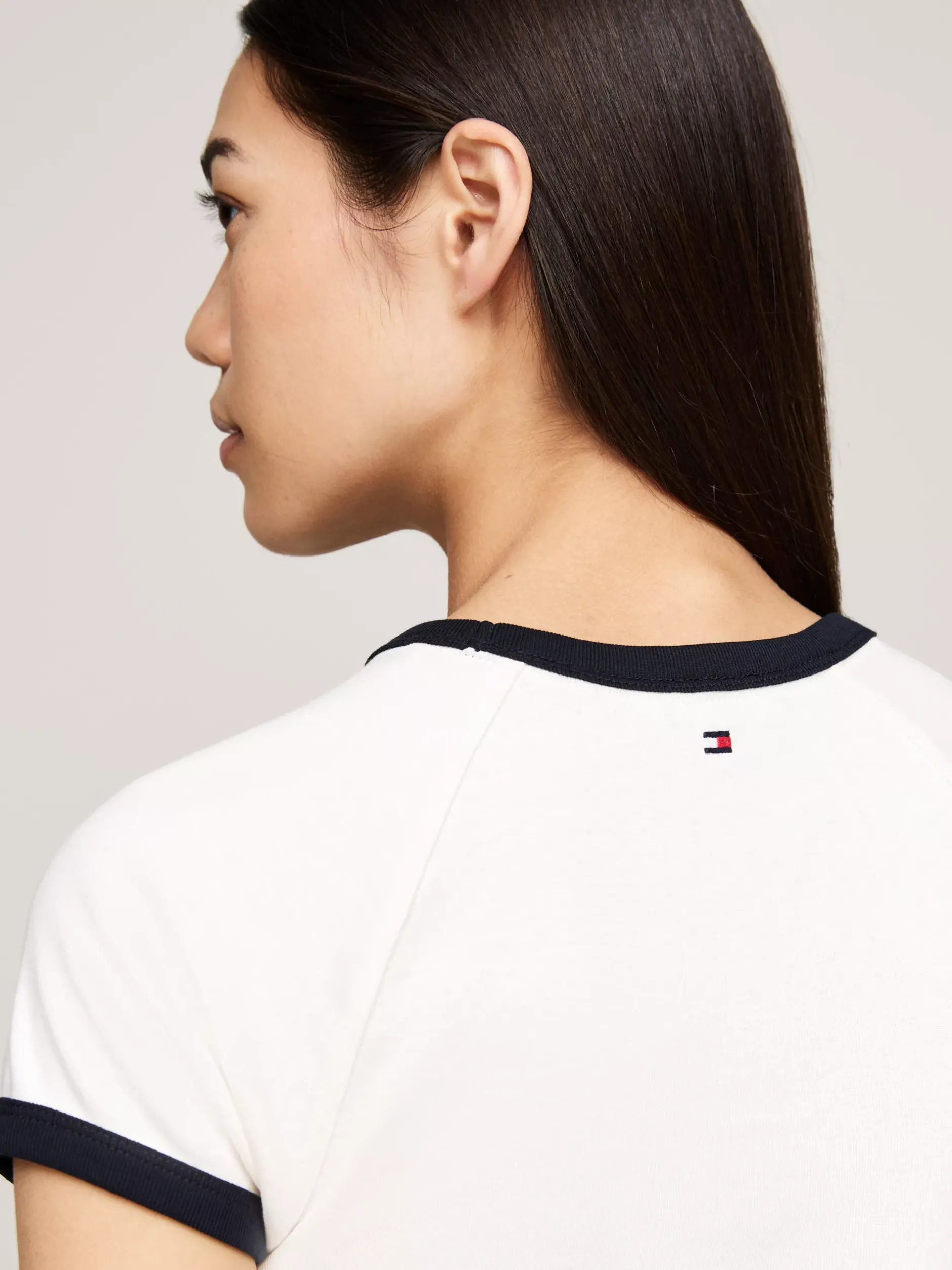 T-Shirty*Tommy Hilfiger T-shirt Z Kontrastowym Wykończeniem I Logo ANCIENT WHITE