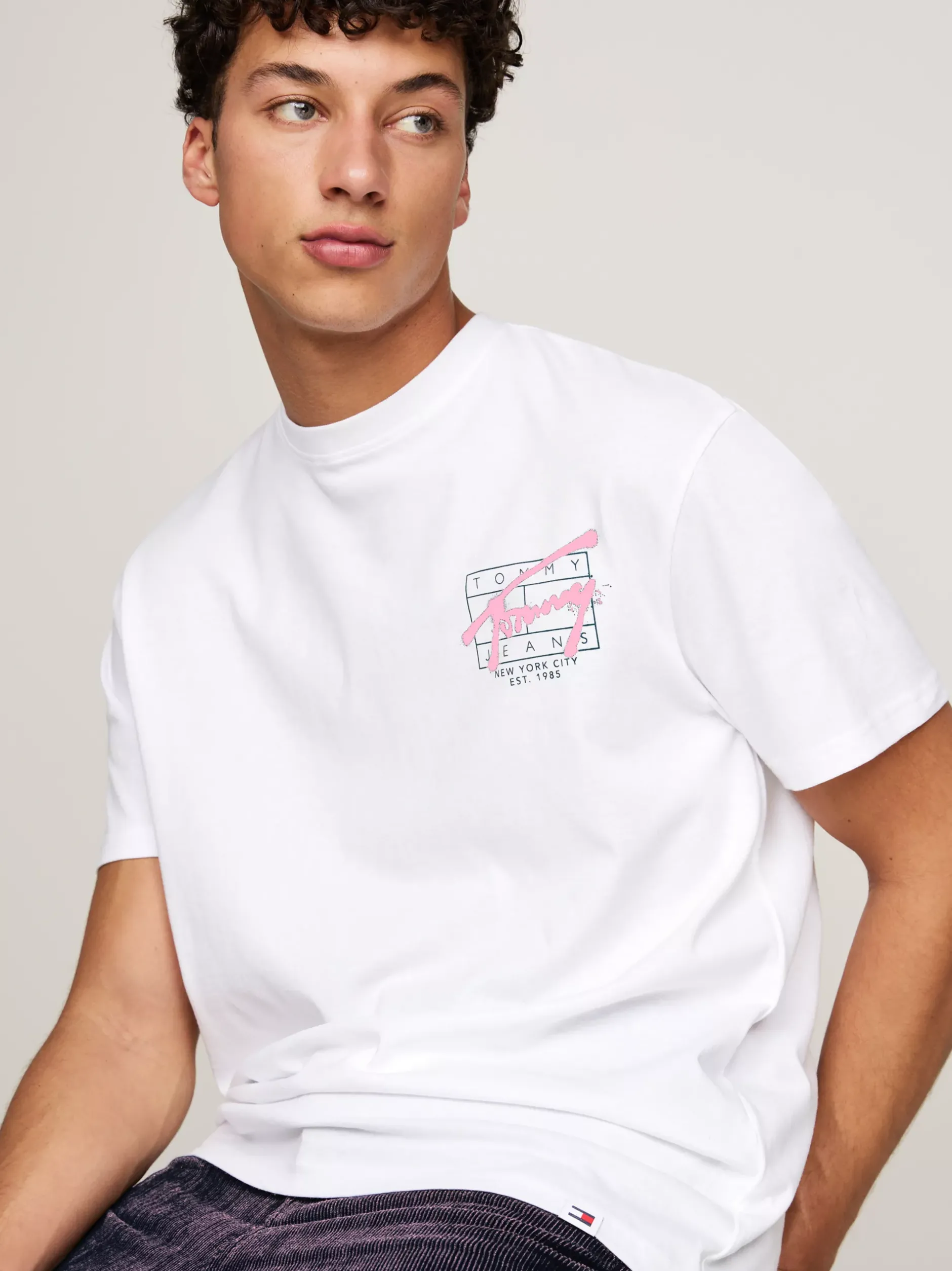 T-Shirty*Tommy Hilfiger T-shirt Z Logo W Stylu Graffiti WHITE
