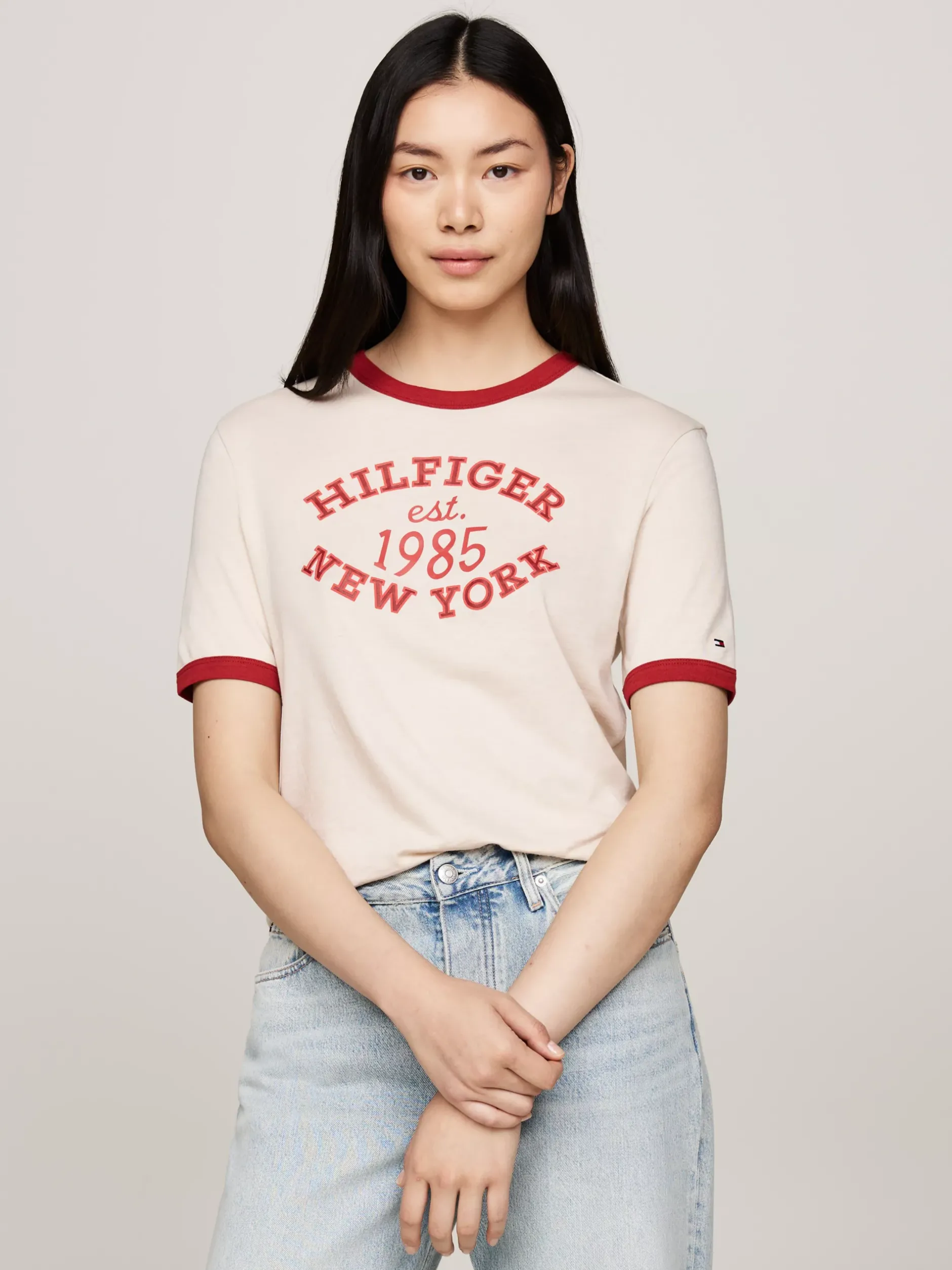 T-Shirty*Tommy Hilfiger T-shirt Z Logo W Uczelnianym Stylu CLASSIC BEIGE