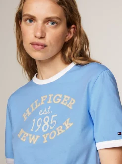 T-Shirty*Tommy Hilfiger T-shirt Z Logo W Uczelnianym Stylu VESSEL BLUE