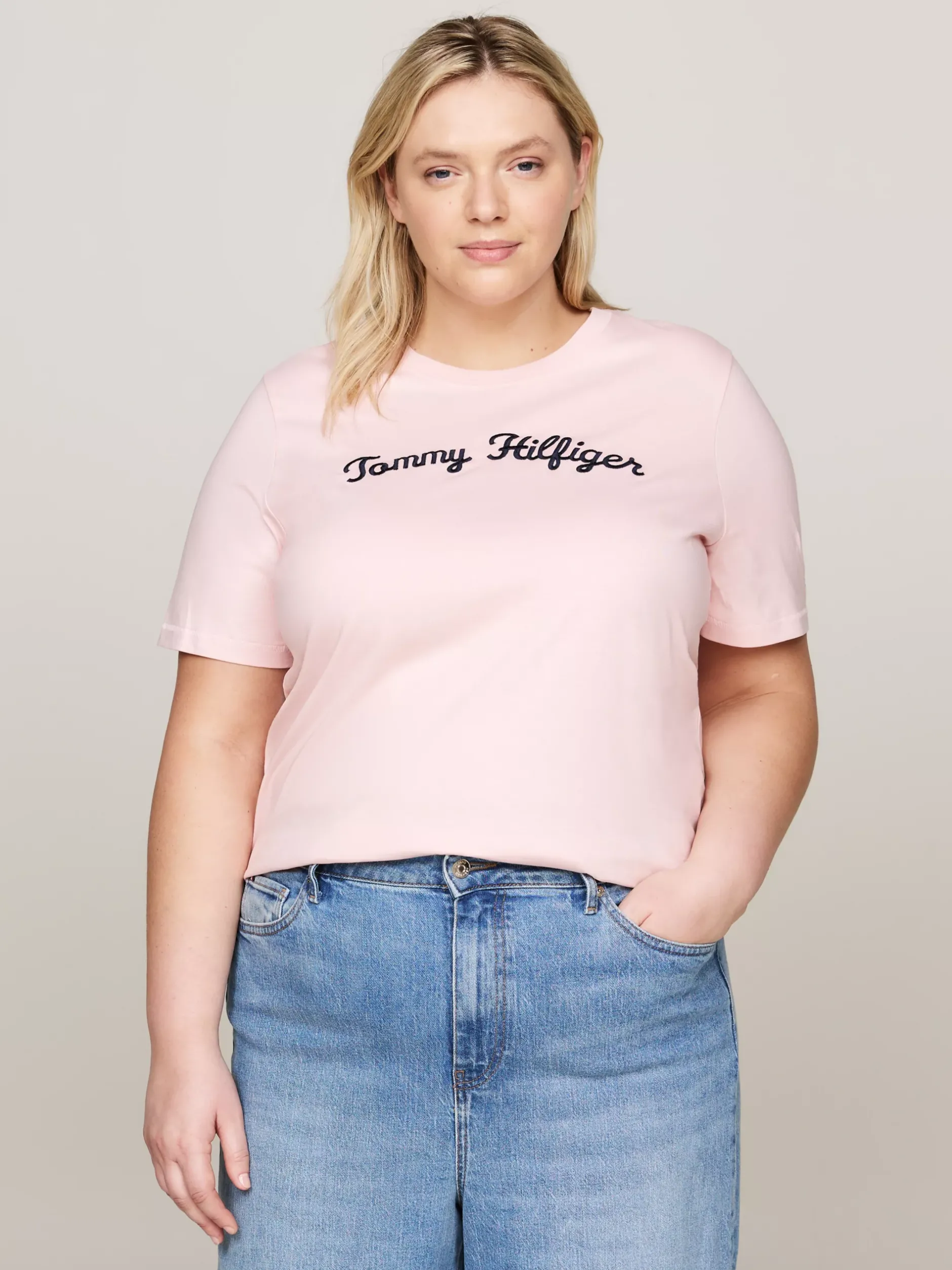 T-Shirty*Tommy Hilfiger T-shirt Z Napisem Z Kolekcji Curve DELICATE PINK