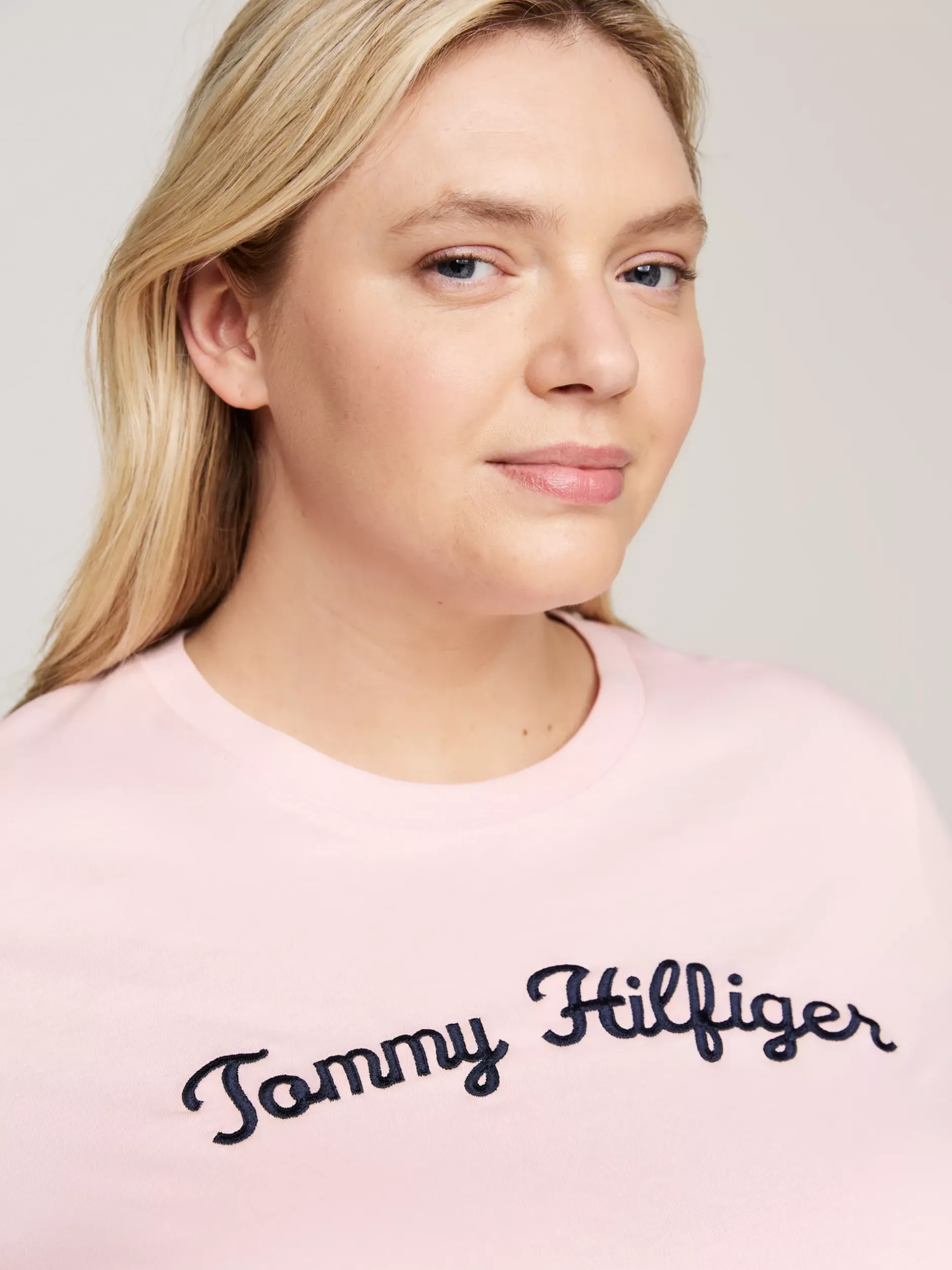 T-Shirty*Tommy Hilfiger T-shirt Z Napisem Z Kolekcji Curve DELICATE PINK