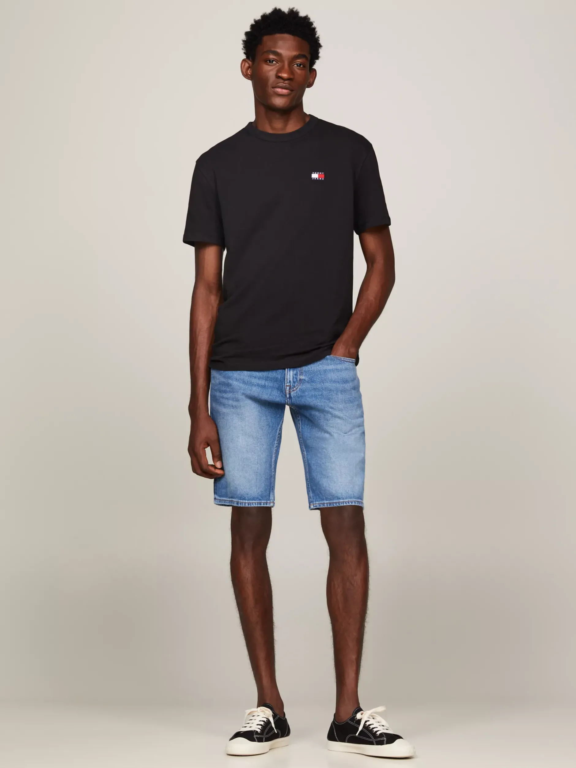 T-Shirty*Tommy Hilfiger T-shirt Z Okrągłym Dekoltem I Naszywką Tommy BLACK