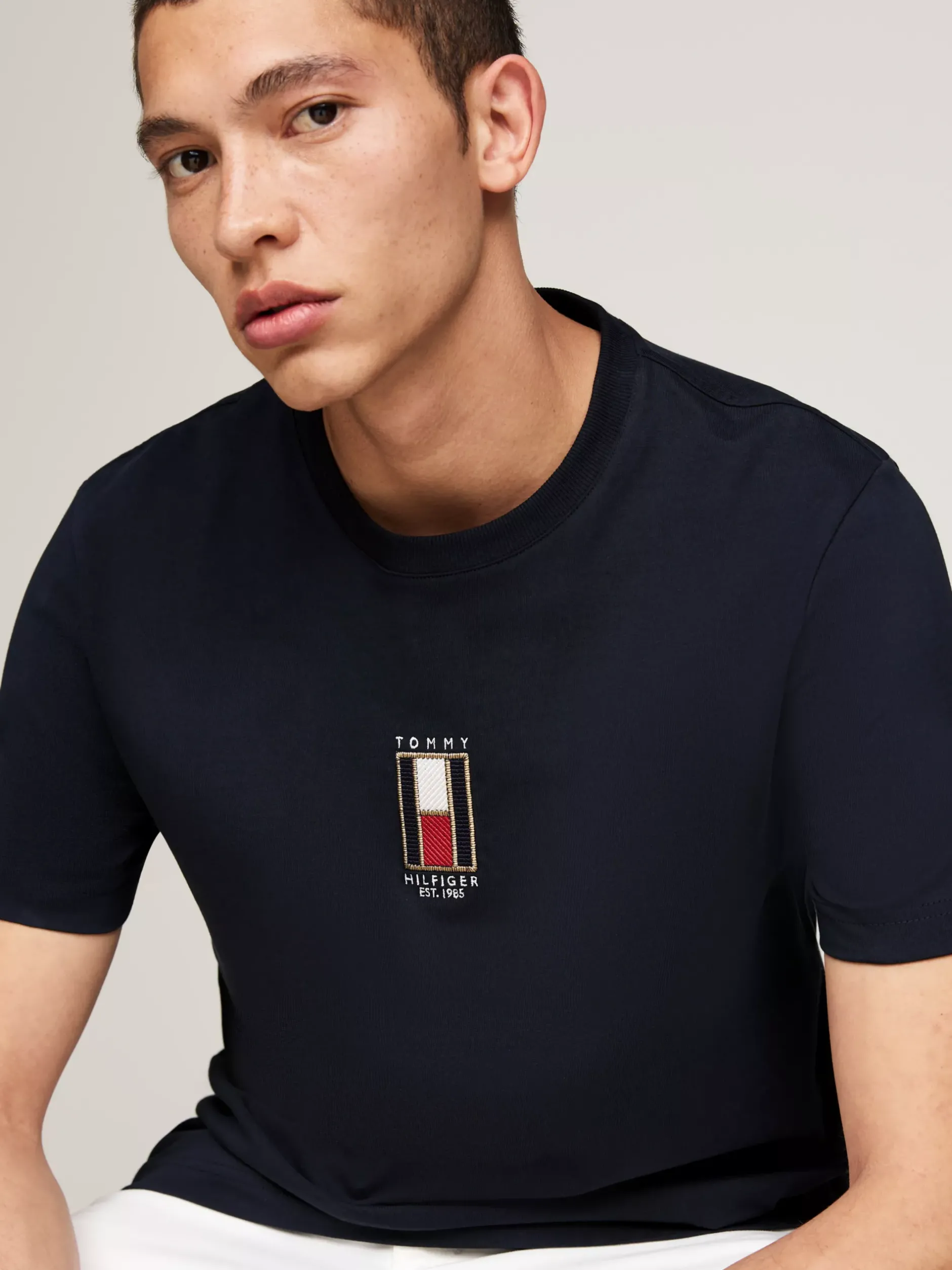 T-Shirty*Tommy Hilfiger T-shirt Z Wyhaftowaną Pionowo Flagą DESERT SKY