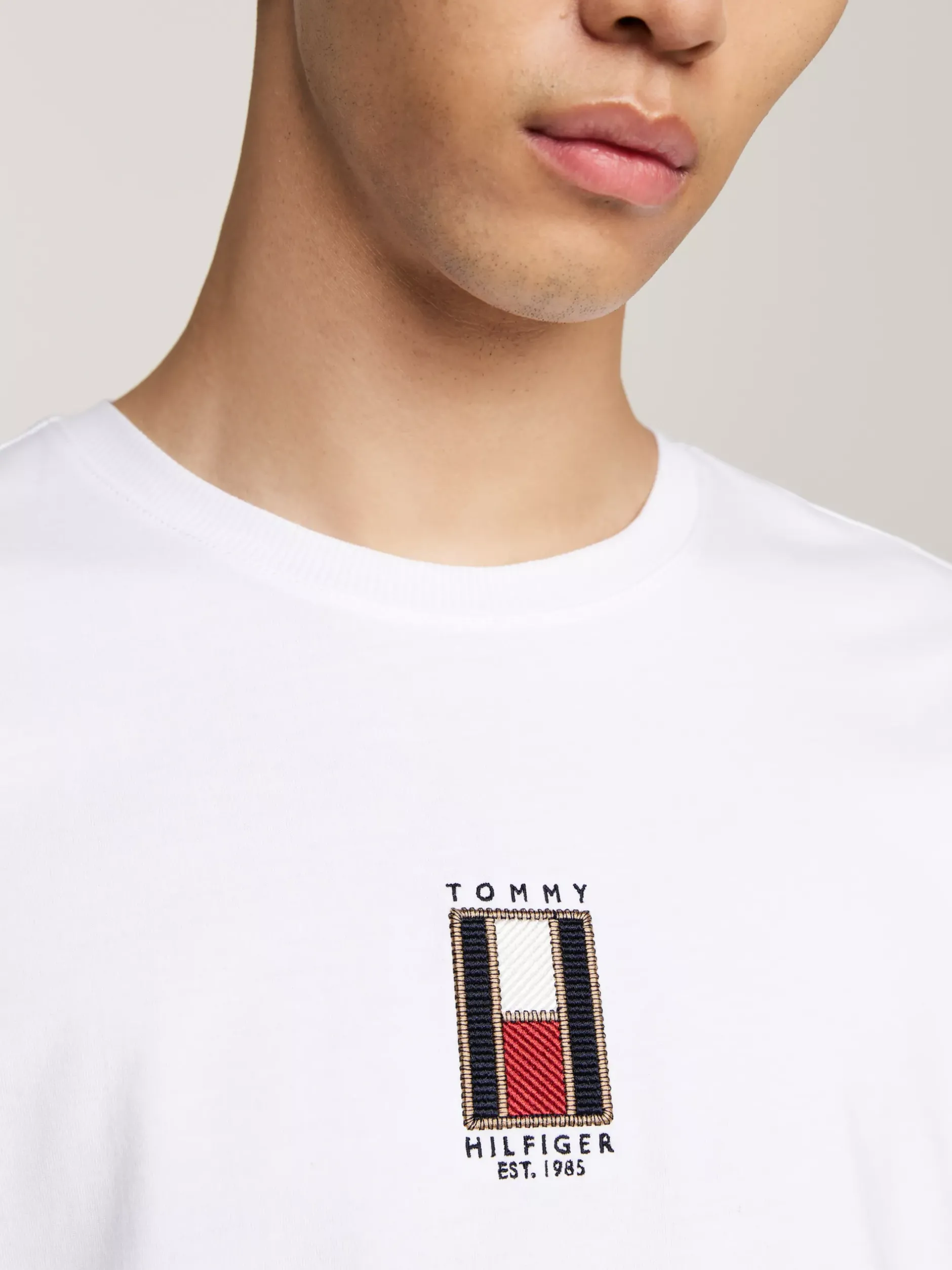 T-Shirty*Tommy Hilfiger T-shirt Z Wyhaftowaną Pionowo Flagą WHITE