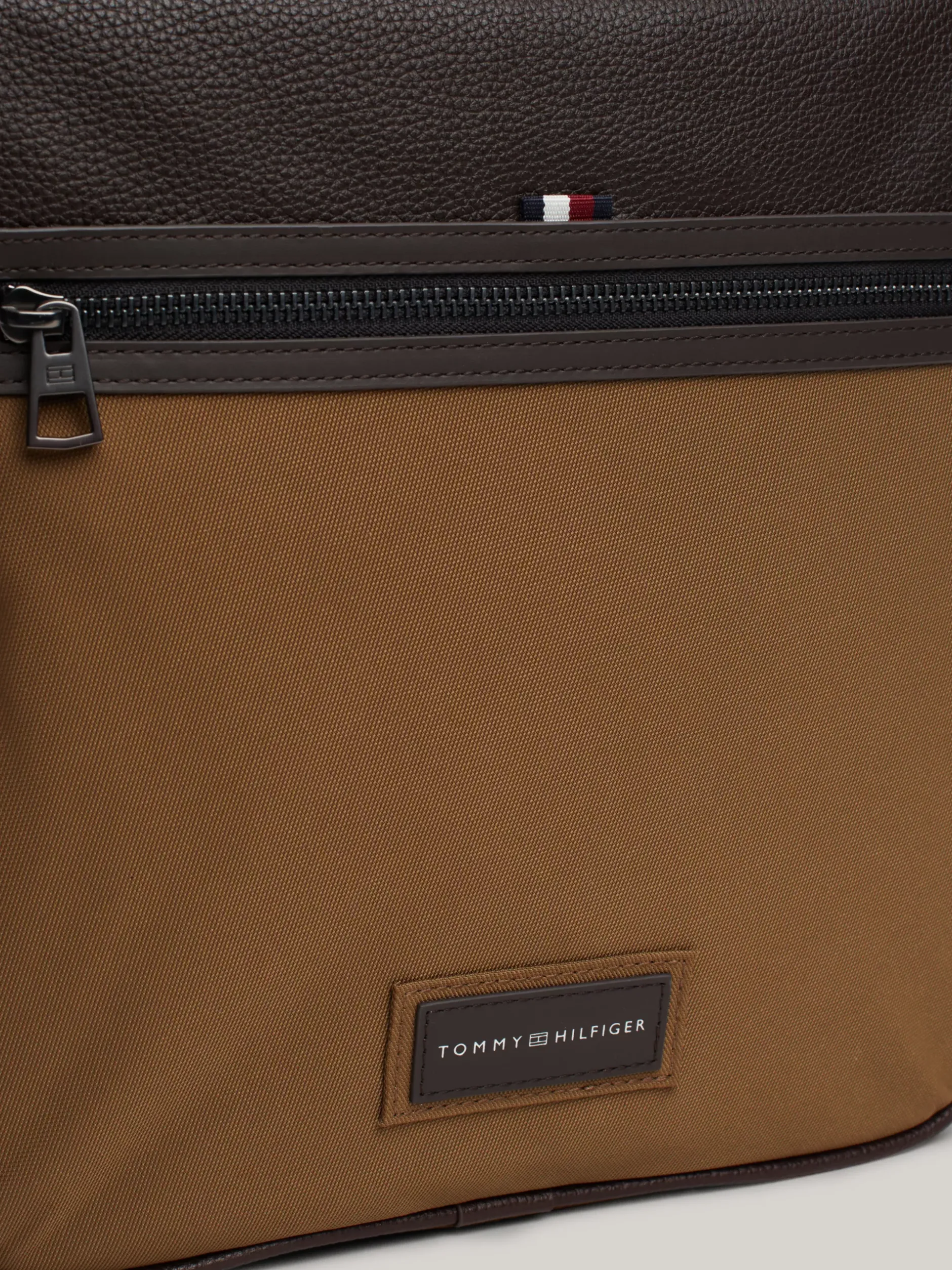 Plecaki*Tommy Hilfiger Usztywniany Plecak Casual Z Naszywką Z Logo BROWN OLIVE