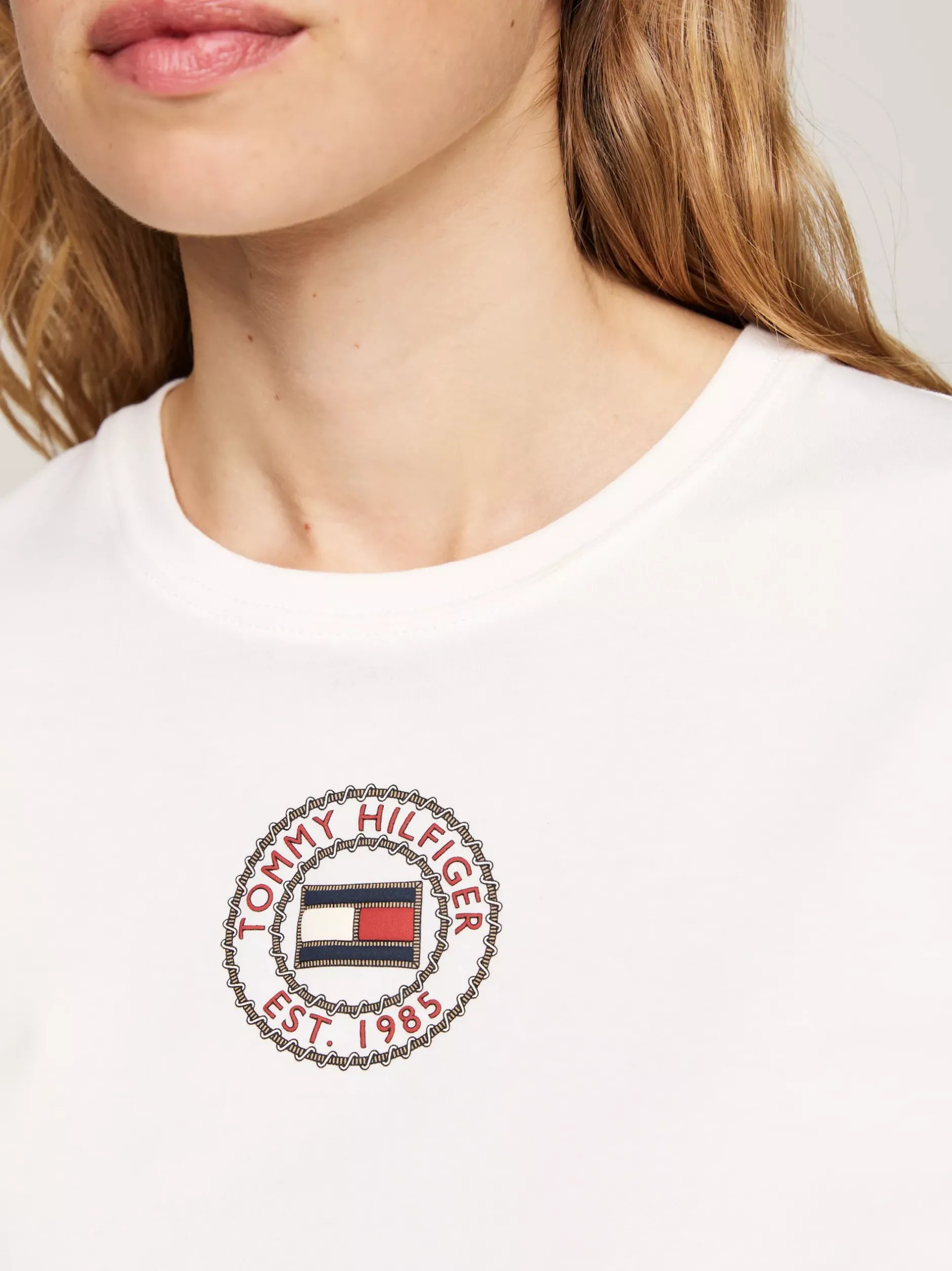 T-Shirty*Tommy Hilfiger Wąski T-shirt Z Logo W Formie Stempla ANCIENT WHITE