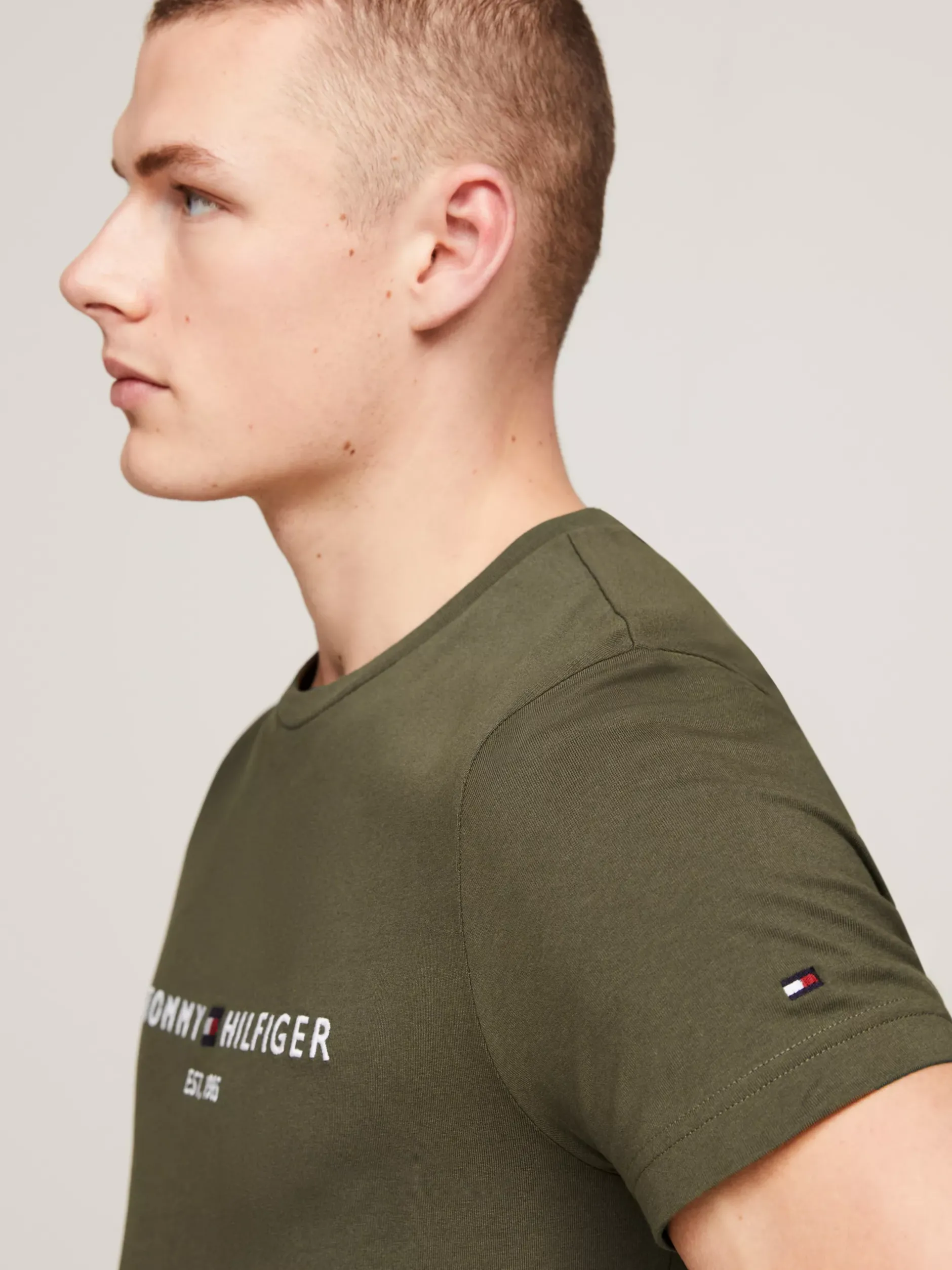 T-Shirty*Tommy Hilfiger Wąski T-shirt Z Wyhaftowanym Logo ARMY GREEN